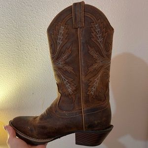 These Cute Justin Western Cowgirl boots pointed toe, size 7B!